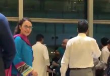 وزیرخزانہ اسد عمر ایک عام آدمی کیطرح سفر کرتے ہوئے