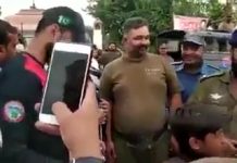 وزیراعلی پنجاب سردار عثمان بزدار سڑک کنارے کھڑے ہوکر لوگوں سے عید ملتے ہوئے