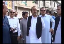 بابر اعوان عید والے دن بھی صفائی ستھرائی کے کام کا جائزہ لیتے نظر ائے اور کپتان کی طرح چھٹی نہیں کی.