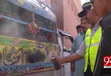 پشاور ٹریفک وارڈنز بچوں کو سکول لے جانیوالی ان گاڑیوں کے پیچھے پڑگئے...