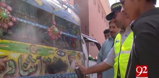 پشاور ٹریفک وارڈنز بچوں کو سکول لے جانیوالی ان گاڑیوں کے پیچھے پڑگئے...
