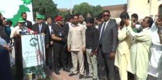 وزیر اعلی پنجاب عثمان بزدار نے حضوری باغ لاہور میں پودا لگا کر اور صفائی میں حصہ لے کر آج پنجاب میں “کلین اینڈ گرین پاکستان” مہم کا افتتاح کر دیا۔