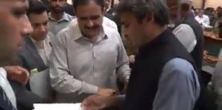 ‫وزیراعلیٰ پنجاب سردار عثمان بزدارسے مختلف شہروں سے آئے لوگوں کی ملاقات ۔‬