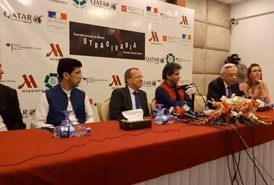 سینئر وزیر عاطف خان شہرام ترکئی جرمنی اور فرانس سفیر کی پشاور میں مشترکہ پریس کانفرنس سے خطاب