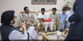 وزیر مملکتِ برائے داخلہ شہریارخان آفریدی اپنے دفتر میں غریب عوام کے مسائل سن رہے ہی.....