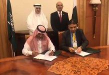 سعودی وزیر خزانہ محمد عبداللہ الجدان اور وزیر خزانہ پاکستان اسد عمر کے درمیان اہم معاہدہ طے پاگیا ،سعودی عرب ادائیگیوں کے توازن کے لیے پاکستان کو 3 ارب ڈالر ایک سال کے لیے دے گا، اسکے علاوہ سعودی عرب 3ارب کا تیل موخر ادائیگیوں کے طور پر بھی پاکستان کو فراہم کرے گا اور سعودی عرب نے پاکستان میں معدنی وسائل کی تلاش کے معاملے میں بھی دلچسپی ظاہر کی ہے، اس اعلامیہ میں پاکستانی افرادی قوت کے لیے ویزہ فیس میں کمی پر اتفاق کے بارے میں اہم امور طے پائے۔
#PMIK