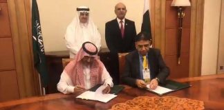 سعودی وزیر خزانہ محمد عبداللہ الجدان اور وزیر خزانہ پاکستان اسد عمر کے درمیان اہم معاہدہ طے پاگیا ،سعودی عرب ادائیگیوں کے توازن کے لیے پاکستان کو 3 ارب ڈالر ایک سال کے لیے دے گا، اسکے علاوہ سعودی عرب 3ارب کا تیل موخر ادائیگیوں کے طور پر بھی پاکستان کو فراہم کرے گا اور سعودی عرب نے پاکستان میں معدنی وسائل کی تلاش کے معاملے میں بھی دلچسپی ظاہر کی ہے، اس اعلامیہ میں پاکستانی افرادی قوت کے لیے ویزہ فیس میں کمی پر اتفاق کے بارے میں اہم امور طے پائے۔
#PMIK