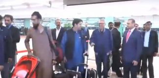 صدر مملکت عارف علوی دورہ ترکی پر روانگی سے قبل ائیرپورٹ پر عام شہریوں کے ساتھ لائن میں کھڑے ہوئے
