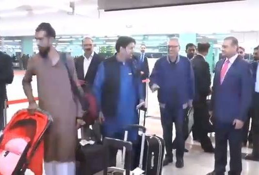 صدر مملکت عارف علوی دورہ ترکی پر روانگی سے قبل ائیرپورٹ پر عام شہریوں کے ساتھ لائن میں کھڑے ہوئے