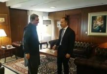 برطانوی ہائی کمشنر تھامس ڈریو کی وزیر خارجہ مخدوم شاہ محمود قریشی سے ملاقات

پاکستان اور برطانیہ کے درمیان تجارتی اور اقتصادی تعلقات اور عوامی سطح پر رابطوں کو فروغ دینے کی ضرورت پر زور دیا گیا  

دونوں ملکوں کے درمیان تجارت، سرمایہ کاری ،امن واستحکام اور منظم جرائم کی بیخ کنی اور اثاثہ جات کی ریکوری کے حوالے سے  تعاون بڑھانے پر تبادلہ خیال کیا گیا 

پاکستان اور برطانیہ کے درمیان موجودہ دو طرفہ تعلقات پر اطمینان کا اظہار کیا گیا