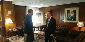 برطانوی ہائی کمشنر تھامس ڈریو کی وزیر خارجہ مخدوم شاہ محمود قریشی سے ملاقات

پاکستان اور برطانیہ کے درمیان تجارتی اور اقتصادی تعلقات اور عوامی سطح پر رابطوں کو فروغ دینے کی ضرورت پر زور دیا گیا  

دونوں ملکوں کے درمیان تجارت، سرمایہ کاری ،امن واستحکام اور منظم جرائم کی بیخ کنی اور اثاثہ جات کی ریکوری کے حوالے سے  تعاون بڑھانے پر تبادلہ خیال کیا گیا 

پاکستان اور برطانیہ کے درمیان موجودہ دو طرفہ تعلقات پر اطمینان کا اظہار کیا گیا