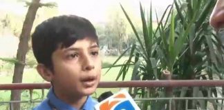 پشاور کے ایک سرکاری ٹیچر اویس کا منفرد اور دلچسپ انداز۔ سکول کے بچوں کو تعلیم کے ساتھ ساتھ پیار سے اچھی تربیت دینے لگے۔ صبح بچوں کی آمد پر استقبال کرتے ہیں اور سکول میں خوب خوش اخلاق کے ساتھ پیش آتے ہیں۔ ویڈیو دیکھیے۔

مشیر تعلیم خیبرپختونخوا ضیاء اللہ بنگش نے ٹیچر اویس کو خراج تحسین پیش کیا اور صوبے کے دیگر اساتذہ کو بھی مذکورہ ٹیچر کی تقلید کرنے کا مشورہ۔
(27.10.18)
 #KPEducation