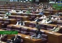 ‏مہا کلاکاروں نےاپنی کلاکاریوں سے پاکستان کے اداروں کا بیڑا غرق کیا، دو، چار ارب تو ایسے بانٹے ہیں جیسے بچوں میں چاکلیٹ بانٹتے ہیں، ملکی معیشت کا فالودہ بنا کر کھ گئے۔ وزیر اطلاعات فواد چوہدری