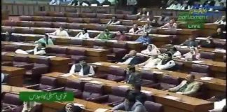 ‏مہا کلاکاروں نےاپنی کلاکاریوں سے پاکستان کے اداروں کا بیڑا غرق کیا، دو، چار ارب تو ایسے بانٹے ہیں جیسے بچوں میں چاکلیٹ بانٹتے ہیں، ملکی معیشت کا فالودہ بنا کر کھ گئے۔ وزیر اطلاعات فواد چوہدری