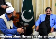 Speaker Khyber Pakhtunkhwa Assembly Mushtaq Ghani listened to the grievances and problems put up by the people, sorted out many problems and directed the concerned authorities to solve it, earlier today at Speaker House Peshawar and Speaker Chamber Peshawar. [12.11.18]

اسپیکر خیبرپختونخوا اسمبلی مشتاق غنی نے آج اسپیکر ہاؤس پشاور اور اسپیکر چیمبر میں عوامی مسائل اور مسائل کے بروقت حل کے لیے متعلقہ حکام کو ہدایات جاری کیے۔

#KPKUpdates #MushtaqGhani