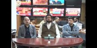 [ وزیر مملکت داخلہ شہر یار آفریدی کی وزیر مواصلات مراد سعید اور وزیراعظم کے معاون خصوصی افتخار درانی کے ہمراہ عوام کیلئے خصوصی پیغام ]

دو روز سے قوم اضطراب میں تھی، کچھ لوگوں نے قانون ہاتھ میں لیا، نادرا ایف ائی اے اور دیگر اداروں سے رابطے میں ہیں، وزارت مواصلات نے اقدامات کئے فوٹیج  متعلقہ اداروں کو بھیج دی گئی ہیں، قانون توڑنے والوں سے آہنی ہاتھ سے نمٹا جائے گا، قانون کے دائرے میں رہتے ہوئے کارروائی کریں گے، قوم کے سامنے جلد حقائق رکھیں گے، حکومت اپنے فرض سے بخوبی آگاہ ہے، موٹر وے پرہونے والے واقعات کی تفتیش جاری ہے، عوام اس نمبر پر فوٹیج بھیج سکتے ہیں-  وزیر مملکت برائے داخلہ 

نمبر درج ذیل ہے۔03315480011 پر واٹس ایپ کریں۔
#PTI