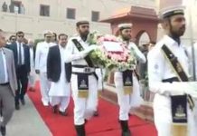 وزیراعلیٰ پنجاب سردار عثمان بزدار کی شاعر مشرق علامہ محمد اقبالؒ کے مزار پرحاضری، وزیراعلیٰ نے مزار اقبالؒ پر پھولوں کی چادر چڑھائی اور فاتحہ خوانی کی، وزیر اعلیٰ نے عظیم مفکر اور شاعر مشرق علامہ اقبالؒ کو خراج عقیدت پیش کیا، وزیر اعلی نے مہمانوں کی کتاب میں اپنے تاثرات درج کئے۔
#IqbalDay #PTI