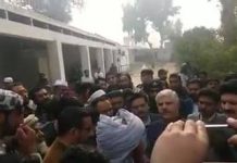 وزیراعلی خیبرپختونخوا کا پشاور سینٹرل جیل کا اچانک دورہ. دورے کے موقع پر جیل کے مختلف حصوں کا معائنہ. جیل میں صفائی کی ناقص صورتحال پر وزیراعلی کی جیل انتظامیہ پر اظہار برہمی. 

قیدیوں کو بنیادی انسانی حقوق کی فراہمی میں کوئی کوتاہی قبول نہیں ہوگی، وزیراعلی کا جیل سپرٹینڈنٹ کو ہدایات.
#KPKUpdates #MahmoodKhan