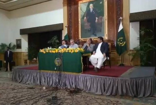President Dr. Arif Alvi and Governor Khyber Pakhtunkhwa Shah Farman Press.Conference at Governor House Peshawar. [01.12.18]
#KPKUpdates 

صدر اسلامی جمہوریہ پاکستان ڈاکٹر عارف علوی، گورنر خیبر پختونخوا شاہ فرمان کی گورنر ہاؤس پشاور میں پریس کانفرنس.