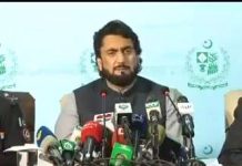 اسلام آباد: وزیرداخلہ مملکت شہریارخان آفریدی کی شہید ایس پی طاہر داوڑ کے حوالے سے پریس کانفرنس

وزیراعظم نے 5 ارکان پر مشتمل پارلیمانی کمیٹی تشکیل دینے کی ہدایت کی ہے  پارلیمانی کمیٹی  شہید طاہر داوڑ سے متعلق جے آئی ٹی سے  رابطے کرے گی۔ بہادر  سپوتوں کے لواحقین  کی ذمہ داری حکومت  پر ہے۔ شہید طاہر داوڑ کے لیے وزیراعظم نے خصوصی پیکج کا اعلان کیا۔ شہید طاہر داوڑ کے لواحقین کو 7 کروڑ روپے امداد دی جائے  گی:شہریار آفریدی شہید طاہر داوڑ کے خاندان کے فرد کو  نوکری دی جائے گی۔ کچھ عناصر اپنے مذموم مقاصد کیلئے سازشوں اور انتشارمیں ملوث ہیں۔ سوشل میڈیا پر نفرت اور تعصب پھیلانے والے سازشی عناصر پر نظر ہے۔ سوشل میڈیا پر پاکستان کےخلاف پلان شدہ پروپیگنڈا کیا جا رہا ہے۔  حکومتی اقدامات کے باعث جرائم کی شرح میں نمایاں کمی آئی ہے۔