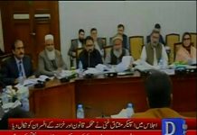 پشاور : خیبرپختونخوا پبلک اکاؤنٹس کمیٹی کے اجلاس کی کاروائی کے دوران اسپیکر خیبرپختونخوا اسمبلی مشتاق غنی نے محکمہ قانون اور محکمہ خزانہ کے افسران کو اجلاس سے باہر نکال دیا۔ افسران بغیر تیاری کے اتنی اہم میٹنگ میں آئے جس پر چیئرمین پبلک اکاؤنٹس کمیٹی مشتاق غنی برہم ہوئے اور سیکرٹری محکمہ خزانہ اور سیکرٹری محکمہ قانون کو کل اجلاس میں طلب کر لیا۔ 

"سرکاری افسران بغیر تیاری کے اجلاس میں آئے ہیں۔ بغیر تیاری کے اتنے اہم اجلاس میں آنا اس اہم اجلاس کے وقت کا ضیاع ہے۔ ہم عوام کے پیسوں کا حساب کر رہے ہیں، اس میں کسی قسم کی غفلت برداشت نہیں کی جائے گی۔ آئندہ تمام اجلاس میں متعلقہ محکموں کے سیکرٹریز خود شرکت کریں اور تیاری کے ساتھ آئیں"۔ مشتاق غنی
(06.12.18)

#KPPACMeetings #KPAssemblyUpdates #MushtaqGhani