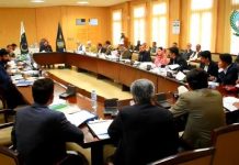 اسپیکر خیبرپختونخوا اسمبلی مشتاق احمد غنی کی زیرصدارت پبلک اکاؤنٹس کمیٹی کا تیسرا اجلاس صوبائی اسمبلی سیکرٹریٹ میں منعقد ہوا۔ اجلاس میں محکمہ صحت اور توانائی و برقیات کی 2014 -15 آڈٹ رپورٹ پیش کی گئی اور جائزہ لیا گیا۔ 

اسپیکر خیبرپختونخوا اسمبلی اور چیرمین پبلک اکاؤنٹس کمیٹی مشتاق احمد غنی نے کہا کہ جب تک احتساب کا عمل شفاف نہیں ہو گا تب تک ہم بدعنوا نیوں پر قابو نہیں پا سکتے۔ وہ پبلک اکاؤنٹس کمیٹی کے تیسرے اجلاس سے خطاب کر رہے تھے۔ 

اجلاس میں محکمہ صحت کے سال 2014 - 15 کی آڈٹ رپورٹ کے بقیہ پیرا اورمحکمہ توانائی و برقیات کے حوالے سے آڈٹ رپورٹ پیش کی گئی۔ آڈٹ رپورٹ کے مطابق سرحد ہسپتال پشاور میں رقوم کی ادائیگیوں میں بے قائدگیوں کا جائزہ لیا گیا اور اِن سوالات پر محکمے کی طرف سے کوئی تسلی بخش جواب نہ ملنے پر پبلک اکاونٹس کمیٹی نے اس معاملے کو زیلی کمیٹی کے ممبر عنایت اللہ خان اور بابر سلیم سواتی کی زیر سرپرستی تحقیق کے لیے دے دیا۔ اس کے علاوہ ہسپتال نے مہنگے نرخوں میں ادوایات خریدی جس کے باعث حکومت کو مالی نقصان ہو اس کوتائی پر پبلک اکاؤنٹس کمیٹی نے متعلقہ افسران سے ریکوری کر کے رپورٹ اگلے 30 دنوں میں جمع کرنے کی ہدایت جاری کی۔ 

لیڈی ریڈنگ ہسپتال پشاور میں او پی ڈی کی داخلی پرچیوں میں بے قائدگیوں کی وجہ سے سرکاری خزانے کو 11 لاکھ 91 ہزار کا نقصان ہوا۔ پبلک اکاؤنٹس کمیٹی نے اس معاملے میں ملوث اہلکاروں سے رقوم کی ریکوری اور محکمانہ کاروائی کا حکم جاری کیا گیا۔ سال 2005 میں لیڈی ریڈنگ ہسپتال کے گردوں کے شعبے میں مریضوں سے غیر قانونی رسیدوں کی عوض فیس وصول کر کے استعمال شدہ آلات کو دوبارہ استعمال کیا گیا جس کے باعث سینکڑوں مریضوں کی اموات واقع ہوئی۔ اس معاملے پر پہلے بھی دو بار انکوائری کی گئی لیکن ثبوت ناکافی ہونے کے باعث کوئی حتمی فیصلہ نہیں کیا گیا۔ لحاضہ پبلک اکاؤنٹس کمیٹی نے زیلی کمیٹی کے ممبران ڈاکٹر سمیرا شمس، فخرجہان اور خوش دل خان کی زیر سرپرستی ان انکوائری رپورٹس کی جانچ پڑتال کر کے اگلے 30 دنوں میں پبلک اکاؤنٹس کمیٹی کو جمع کروانے کی ہدایت جاری کی۔ 

اجلاس کی مزید کاروائی کے دوران محکمہ توانائی و برقیات کے حوالے سے آڈٹ رپورٹ کا جائزہ بھی لیا گیا جس کی روشنی میں Daral Khwar Hydro Project کے لیے PEDO نے قبل از وقت پشاور میں دفتری عمارت لے رکھی تھی جس کا بوجھ حکومتی خزانے پر پڑا۔ اس معاملے پر محکمے نے اپنا جواب پیش کرتے ہوئے کہا کہ ہم نے پراجیکٹ کی ضروریات کو مدِنظر رکھتے ہوئے پشاور میں دفتر قائم کیا جس کے تمام تحریری ثبوت کمیٹی کو پیش کیے گے جس پر پبلک اکاؤنٹس کمیٹی نے اطمینان کا اظہار کیا۔ آڈٹ رپورٹ کی روشنی میں PEDO بجلی کی سپلائی پر WAPDA سے حکومتِ خیبر پختونخوا کی رقم کی ریکوری میں ناکام ہوا جس کے باعث آڈٹ میں 1,312.265 ملین کافرق آیا جس پر پبلک اکاؤنٹس کمیٹی نے ہدایت جاری کی کہ اس مسئلے پر Inter Provincial Coordination Committee کی رائے لیتے ہوئے صوبائی حکومت وفاقی حکومت کے ساتھ معاملات کو حل کرے۔
(05.12.18)

#KPKUpdates #KPAssemblyUpdates #KPPACMeetings2018