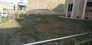 پشاور پجگی روڈ پے واقعہ بے گھر افراد کیلئے شیلٹر ہوم کی خصوصی ویڈیو جسکی کچھ دنوں میں وزیر اعظم عمران خان اور وزیر اعلی محمود خان افتتاح کرینگے پشاور بھر سے بے گھر افراد کو رات کے قیام کی سہولت دی جائے گی۔ جو لوگ کھلے آسمان تلے رات گزارنے پر مجبور ہوتے ہیں انہیں شیلٹر ہوم کی سہولت فراہم کرنا موجودہ حکومت کا اہم منصوبہ ہے وزیر اعظم پاکستان کے وژن اور سوچ کے مطابق بے گھر افراد کو شیلٹر کی فراہمی کیلئے بہتر انتظام ہونا چاہئے انہوں نے واضح کیا کہ صوبائی حکومت اس سلسلے میں پہلے سے موجود شیلٹر ہومز کو بھی بحال کر رہی ہے جبکہ پشاور میں تین نئے شیلٹر ہومز کا قیام بھی عمل میں لایا جا رہا ہے ،یہ شیلٹر ہوم ان میں سے ایک ہے۔