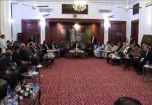 وزیر اعظم عمران خان کی کراچی میں FPCCI اور معروف businessmen کے وفود کی ملاقات۔

* درامدات اور برامدات میں فرق کو کم کرنے پر بھر پور توجہ ہے ۔ کاروبار کرنے میں کوئی رکاوٹ نہیں ہو گی۔ وزیر اعظم 

* اپنی حکومت کی پوری مالیاتی ٹیم آپ کے سامنے بیٹھا کر آپ کے مسائل سننے ایا ہوں تاکہ فوری حل نکالا جا سکے۔ وزیر اعظم 

* نوجوانو کو ہنر سیکھا کر بےروزگاری کا خاتمہ کرینگے۔ 

* مقصد غربت کا خاتمہ ہے۔ پورے ملک میں مساوی ترقی چاہتے ہیں۔ پاکستان اسی وقت ترقی کرے گا جب کاروبار اور سرمایہ کاری کے لیے ماحول سازگار ہوگا۔ 

* کرپشن کا مکمل خاتمہ کاریںگے۔ 

* بہت جلد اس مشکل وقت سے نکل آ ینگے ۔ ہمارے ملک میں کسی چیز کی کمی نہیں، صرف سرمایہ کار دوست ماحول کی ضرورت ہے۔ وزیراعظم۔ 

* وفد نے دیگر تجاویز پیش کیں اور مسائل سے آگاہ کیا جن پر وزیر اعظم نے وزراء کی موجودگی میں فوری ھدایت جاری کیں۔