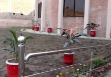 صوبائی حکومت خیبرپختونخوا کی جانب سے پشاور  میں بے گھر افراد کیلئے مکمل شدہ شیلٹر ہوم کی خصوصی ویڈیو جسکی کچھ دنوں میں وزیر اعظم عمران خان اور وزیر اعلی محمود خان افتتاح کرینگے
#kpkupdates 

KP Government has established 3 Shelter Homes in Khyber Pakhtunkhwa on the directions of Prime Minister Imran Khan. The Shelter Home on Pajagi Road, #Peshawar will be inaugurated by Prime Minister himself later this month. 

پشاور بھر سے بے گھر افراد کو رات کے قیام کی سہولت دی جائے گی۔ جو لوگ کھلے آسمان تلے رات گزارنے پر مجبور ہوتے ہیں انہیں شیلٹر ہوم کی سہولت فراہم کرنا موجودہ حکومت کا اہم منصوبہ ہے وزیر اعظم پاکستان کے وژن اور سوچ کے مطابق بے گھر افراد کو شیلٹر کی فراہمی کیلئے بہتر انتظام ہونا چاہئے  صوبائی حکومت اس سلسلے میں پہلے سے موجود شیلٹر ہومز کو بھی بحال کر رہی ہے جبکہ پشاور میں تین نئے شیلٹر ہومز کا قیام بھی عمل میں لایا جا رہا ہے ،یہ شیلٹر ہوم ان میں سے ایک ہے۔