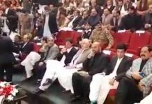 وزیر اعظم عمران خان پشاور  نشتر ہال میں صوبائی حکومت کے 100 روزہ کارکردگی کے حوالے سے منعقد تقریب میں پہنچ گئے.