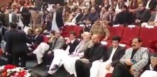 وزیر اعظم عمران خان پشاور  نشتر ہال میں صوبائی حکومت کے 100 روزہ کارکردگی کے حوالے سے منعقد تقریب میں پہنچ گئے.