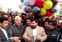 وزیر اعلی خیبر پختونخوا محمود خان,  وزیر بلدیات شہرام ترکئی نے پشاور میں صفائی کے لئے  جدید مشینری اور رکشوں کا آفتتاح کر کے ڈبلیو ایس ایس پی کے حوالے کر دیئے
 صفائی کی جدید مشینری سے پشاور  کی صفائی میں بہتری آئی گی اور کچرا ٹھکانے لگانے میں سہولیت میسر آئی گی.
افتتاحی تقریب میں فوکل پرسن WSSP ایم این اے شوکت علی, ناظم اعلی پشاور عاصم خان, ایم پی اے فہیم خان, ایم پی اے پیر فدا,  ایم پی اے آصف خان اور متعلقہ محمکے کے افسراں اور کارکنوں نے شرکت کی.
#KPKUpdates #Peshawar