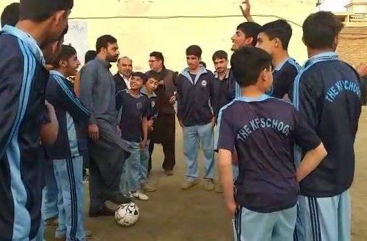 سوات: مشیر تعلیم خیبرپختونخوا ضیاء اللہ خان بنگش کی پروش ہوم اینڈ سکول سوات آمد۔ ضیاء اللہ بنگش یتیم بچوں میں گھل مل گئے۔ ضیاء اللہ بنگش نے بچوں کے ساتھ فٹ بال میچ بھی کھیلا۔ 

مشیر تعلیم ضیاء اللہ بنگش نے سوات کا دو روزہ دورہ کیا۔ سوات دورے کے دوران مختلف سکولوں کا دورہ کیا، سہولیات اور  تعلیمی سرگرمیوں کا جائزہ لیا۔ 
(31.12.18)

#KPEducation #Swat #ZiaUlahBangash #KPKUpdates