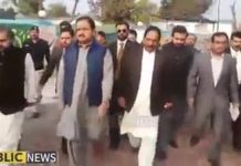 وزیر اعلی پنجاب عُثمان بُزدار کا ضلعی جیل شیخوپورہ کا دورہ،بیرکس میں جالر قیدیوں سے مُلاقات بھی کی اسکے بعد وزیر اعلی عُثمان بُزدار نے ضلعی ہیڈ کوارٹر شیخوپورہ کا دورہ،مختلف وارڈوں میں گئے اور مریضوں سے اُنکی مشکلات سنی،مریضوں کی عیادت کی اور اُنکی خیریت دریافت کی،مریضوں سے ہسپتال میں ملنے والی سہولیات کے بارے میں بھی پوچھا 
#PTI