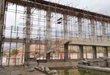 مشیر تعلیم خیبرپختونخوا ضیاء اللہ خان بنگش کا کوہاٹ کی عوام اور نوجوانوں سے کوہاٹ میں بہترین کھیل کی سہولیات کی فراہمی کا وعدہ پورا ہونے جا رہا ہے۔ 

ضیاء اللہ بنگش نے کوہاٹ سپورٹس کمپلیکس کو دورہ کیا اور جاری کام کا معائنہ کیا۔ کوہاٹ سپورٹس کمپلیکس پر کام تیزی سے جاری ہے، افتتاح بہت جلد کیا جائے گا۔ منصوبے پر 25 کروڑ لاگت آئے گی۔

#KPKUpdates #ZiaUllahBangash #Kohat