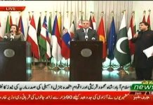 Her Excellency President of the United Nations General Assembly for the 73rd session María Fernanda Espinosa and Minister of Foreign Affairs Shah Mahmood Qureshi Joint Press Conference in Islamabad (18.01.19)
#PTI #ShahMahmoodQureshi

 اقوام متحدہ کی جنرل اسمبلی کی صدر ماریا فرنینڈہ اسپنوزا نے کہا ہے کہ اقوام متحدہ اپنے مینڈیٹ میں رہ کر مسئلہ کشمیر کو حل کرنے کی پوری کوشش کر رہا ہے۔ پرامن اورمستحکم افغانستان پورے خطے کے لیے اہم ، افغان امن عمل میں پاکستان کا اہم کردار ہے۔مہاجرین کو پناہ دینا کسی بھی ملک کے لیے ’ایک بہت اہم بوجھ ہے،ایسے ممالک کی فراخدلی کا اعتراف اور انہیں معاوضہ کی فراہمی مشترکہ ذمہ داری ہے۔
جمعہ کو یہاں وزارت خارجہ میں وزیر خارجہ شاہ محمود قریشی سے ملاقات کے بعد مشترکہ پریس کانفرنس سے خطاب کرتے ہوئے ماریا اسپنوزا نے پاکستانی وزیر خارجہ سے ملاقات کو بہت مفید دیا اور کہا کہ میرے لیے پاکستان کا دورہ اعزاز کی بات ہے۔
انہوں نے کہا کہ وزیر خارجہ سے ملاقات کے دوران امیگریشن اور مہاجرین کے حوالے سے معاملات سمیت متعدد امور زیر بحث آئے۔

اسپنوزا نے پاکستان کو لاکھوں افغان مہاجرین کو پناہ دینے پر مبارک باد پیش کی اور کہا کہ مہاجرین کو پناہ دینا کسی بھی ملک کے لیے ’ایک بہت اہم بوجھ ہے اور اس فراخ دلی کا مظاہرہ کرنے والے ایسے ممالک کا اعتراف کیا جانا چاہیے اور انہیں معاوضہ ادا کیا جانا چاہیے۔انہوں نے افغان مصالحتی عمل میں پاکستان کی حمایت کو بھی سراہا اور کہا کہ پر امن افغانستان پورے خطے کے مفاد میں ہے۔
کشمیر سے متعلق ایک سوال کا جواب دیتے ہوئے ماریا نے کہا کہ اقوام متحدہ اپنے مینڈیٹ میں رہ کر اس مسئلے کو حل کرنے کی پوری کوشش کر رہا ہے۔وزیر خارجہ شاہ محمود قریشی نے ملاقات کے حوالے سے بتایا کہ ملاقات کے دوران کئی امور پر تفصیلی تبادلہ خیال ہوا جس میں مسئلہ کشمیر سمیت مقبوضہ کشمیر میں انسنای حقوق کی سنگین خلاف ورزی بھی شامل ہیں۔وزیر خارجہ نے کہا کہ جنرل اسمبلی کی صدر نے پاکستان میں ماحولیاتی بہتری اور خواتین کے بنیادی حقوق کے لیے حکومت کی جانب سے کیے گئے اقدامات کو سراہا ۔
