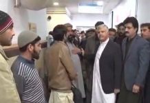 وزیراعلیٰ خیبرپختونخوامحمود خان نے حیات آباد میڈیکل کمپلیکس کا اچانک دورہ کیا اور کمپلیکس کے مختلف شعبہ جات کا معائنہ کیا اور مریضوں کو طبی سہولیات کی فراہمی کے عمل کا جائزہ لیا۔ صوبائی حکومت کے ترجمان اجمل خان وزیر ،ضلع ناظم پشاور ارباب عاصم اور دیگربھی وزیراعلیٰ کے ہمراہ تھے ۔ 

وزیراعلیٰ محمود خان نے کمپلیکس کے میڈیکل وارڈ، ایمرجنسی وارڈ، ایم آر آئی اور دیگر شعبوں کا معائنہ کیا، لوگوں سے ملے اور اُن کے مسائل دریافت کئے۔ انہوں نے خصوصی طور پر پرچی سسٹم اور ادویات کی فراہمی کے طریقہ کار کا جائزہ لیا اور ہسپتال انتظامیہ کو ہدایت کی کہ مریضوں کیلئے زیادہ سے زیادہ آسانیاں پیدا کی جائیں۔ڈاکٹرز اور دیگر عملے کی ہر وقت دستیابی یقینی بنائی جائے۔ 

وزیراعلیٰ نے کہا کہ وہ مختلف ہسپتالوں کے وقتاً فوقتاً دورے کر رہے ہیں تا کہ سہولیات کی فراہمی یقینی ہو سکے۔ یہ ایک کل وقتی سسٹم ہونا چاہیئے۔ کمزوریاں دور کی جائیں اور غریب عوام کو معیاری علاج معالجہ کی سہولیات دی جائیں۔ اس سلسلے میں غفلت ناقابل برداشت ہو گی اور غفلت کے مرتکب اہلکاروں کو نشان عبرت بنایا جائے گا۔ 

وزیراعلیٰ نے واضح کیا کہ حکومت وسائل خرچ کرتی ہے تو اس کا فائدہ بھی عام آدمی کو ملنا چاہیئے۔ وزیراعلیٰ نے کہا کہ ہسپتالوں میں خدمات کی فراہمی کا پورا سسٹم سٹریم لائن ہونا چاہیئے۔ اس موقع پر وزیراعلیٰ کو ہسپتال میں زیراستعمال جدید آلات، سہولیات اور معیار کے حوالے سے بریفینگ دی گئی اور ہسپتال کے انٹرنل انفارمیشن سسٹم سے بھی آگاہ کیا گیا جس کو وزیراعلیٰ نے سراہا تاہم انہوں نے کہا کہ یہ تمام سہولیات اُسی صورت میں فائدہ مند ثابت ہوں گی جب عملہ خود بھی ذمہ دار اور جوابدہ ہو گا۔ اسلئے عملے کی حاضری یقینی بنائی جائے اور غریب مریضوں کو درپیش مشکلات کا ازالہ ہونا چاہیئے۔ 
#KPKUpdates