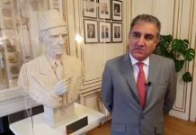 Minister of Foreign Affairs Shah Mahmood Qureshi Special Message for Kashmir Solidarity Day (05.02.19)
#PTI #ShahMahmoodQureshi #Kashmir #KashmirSolidarityDay

یوم یکجہتی ء کشمیر کے حوالے سے وزیر خارجہ مخدوم شاہ محمود قریشی کا لندن سے خصوصی پیغام *

آج پانچ فروری ہے پوری پاکستانی قوم آج مقبوضہ کشمیر کے کشمیریوں کے ساتھ اظہار یکجہتی کر رہی ہے جنہوں نے بڑی ہمت، عزم، حوصلے اور تدّبر  کے ساتھ بربریت کا مقابلہ کیا ہے

مجھے بے حد خوشی ہوتی اگر حریت کی قیادت بھی آج آزاد ہوتی - کاش انہیں اظہار کا موقع ملتا
کاش لوگ سنگینوں کے نیچے آزادی کے نعرے نہ لگا رہے ہوتے

یہ حق ان کشمیریوں کو مل کر رہے گا کیونکہ یہ عزم، یہ ہمت اور یہ حوصلہ اگلی نسل کو منتقل ہو چکا ہے

یہ واضح ہو چکا ہے کہ یہ تحریک کامیاب ہو کر رہے گی آج  پاکستان کا بچہ بچہ، پاکستان کا دانشور طبقہ اور ہر وہ شخص جس کے پاس قلم کی طاقت ہے وہ کشمیریوں کے ساتھ کھڑا ہے

ہم کشمیری عوام کی قربانیوں کو سلام پیش کرتے ہیں ان ماؤں، بہنوں اور بچوں کی عظمت کو سلام پیش کرتے ہیں جو حق خودارادیت کیلئے اپنی جدوجہد جاری رکھے ہوئے ہیں