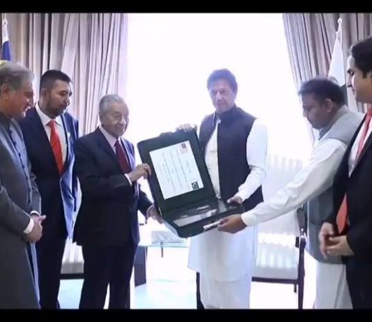 Prime Minister of Malaysia Hon. Tun. Dr. Mahathir Mohamad, being presented Photo Album of his landmark visit to Pakistan before departure of the dignitary (23.03.19)